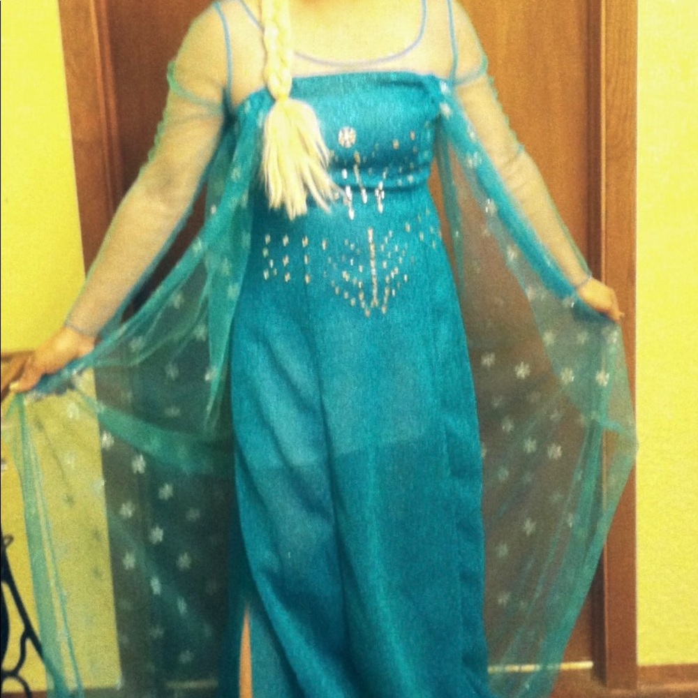 Frozen Queen Elsa Halloween costume with wig