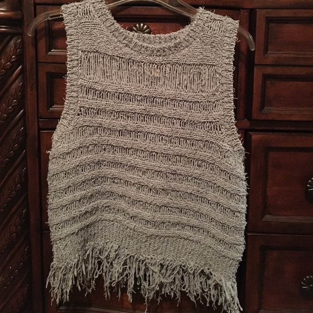 Sleeveless round neck sweater with fringe