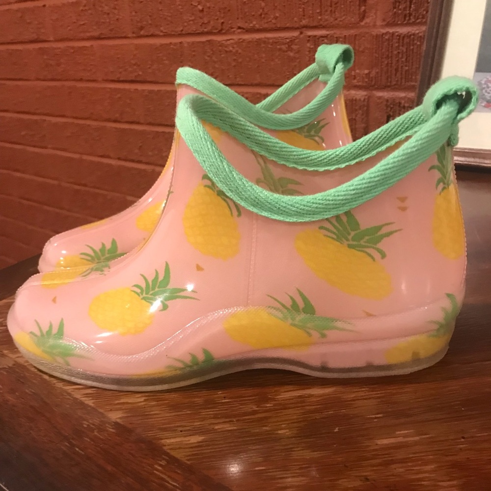Pineapple rain boots!