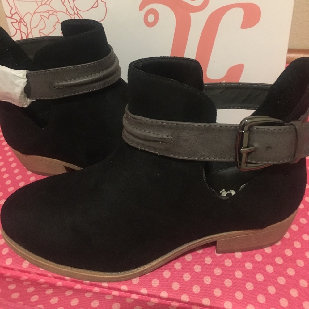 NWT. Black Stylish booties! 👢