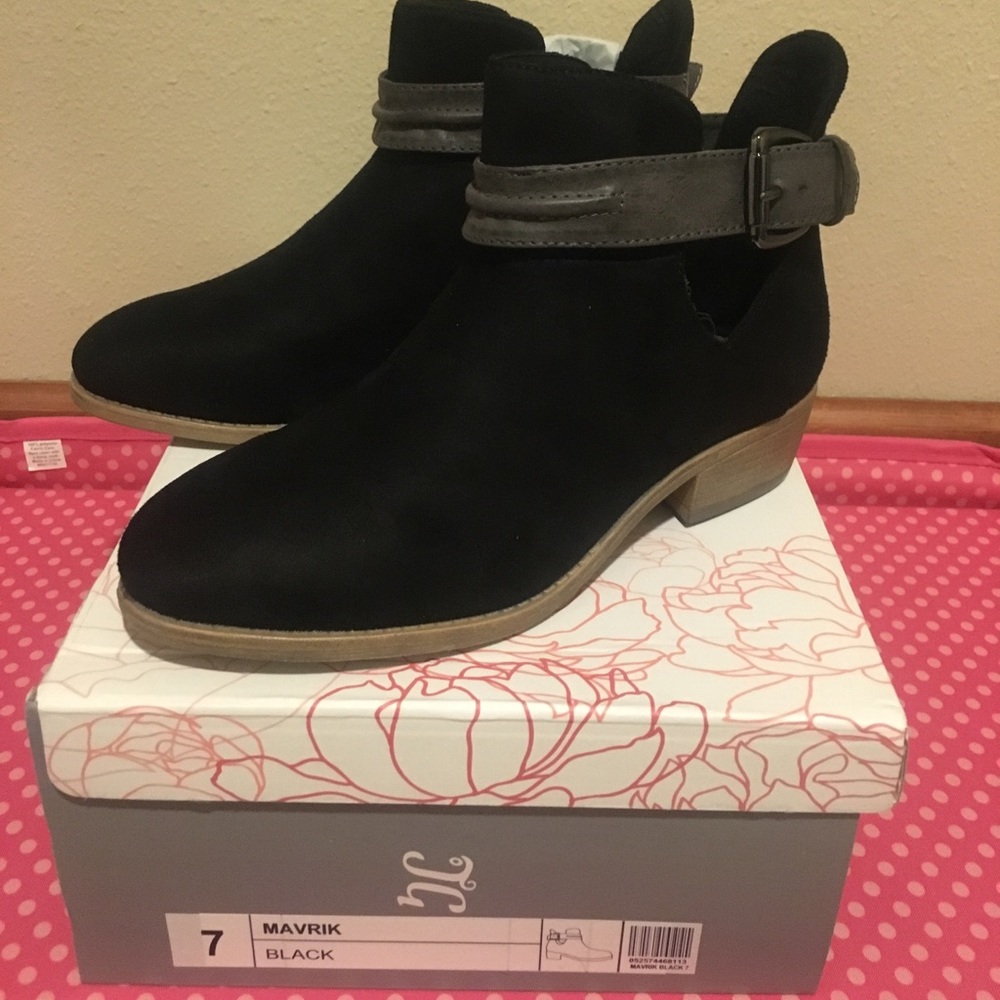 NWT. Black Stylish booties! 👢