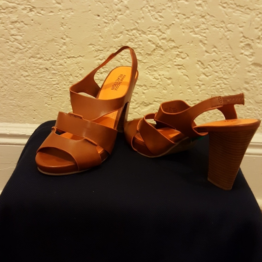 Kenneth Cole Reaction  Tan strappy heels SZ 8