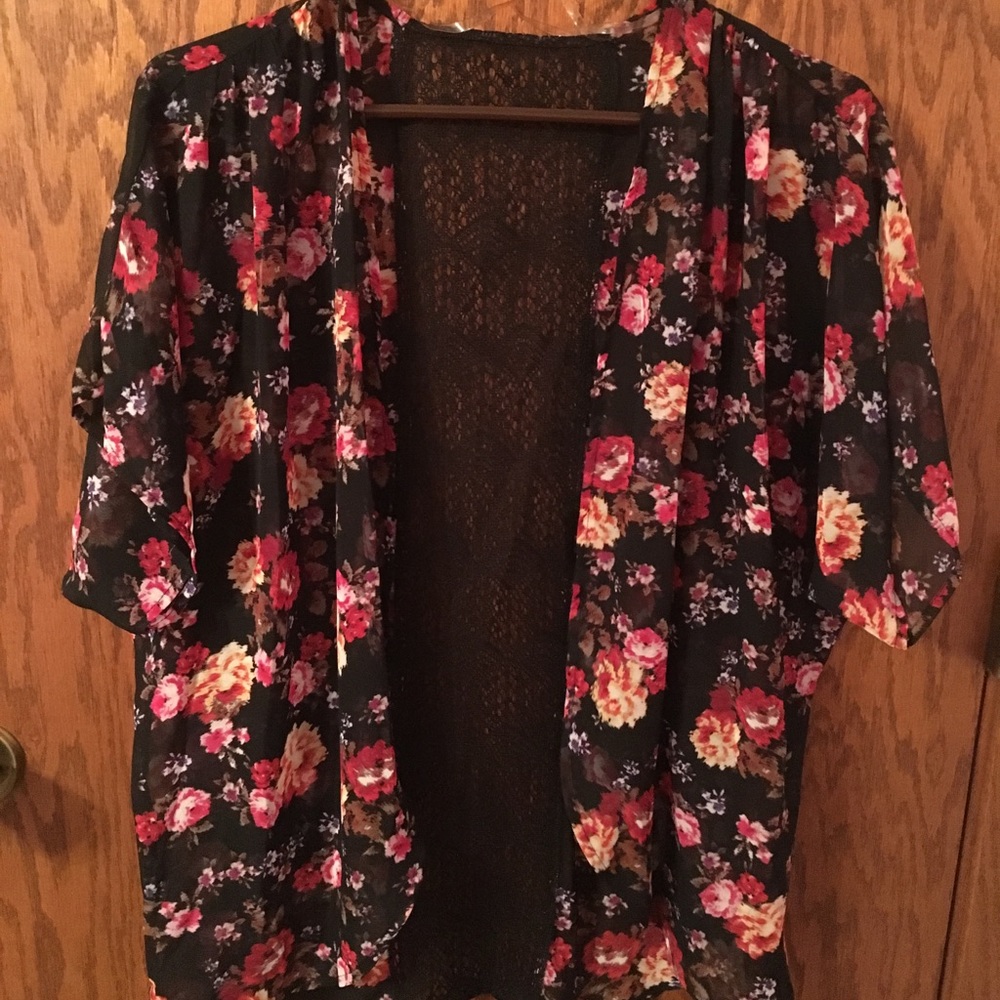 FLORAL& LACE KIMONO!