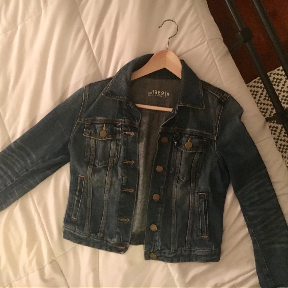 Medium wash blue denim jean jacket (GAP size S)