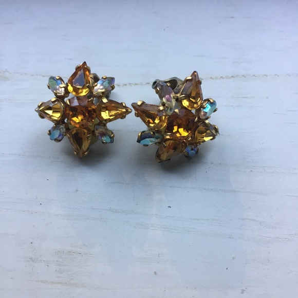 Jewelry - Lovely little crystal earrings