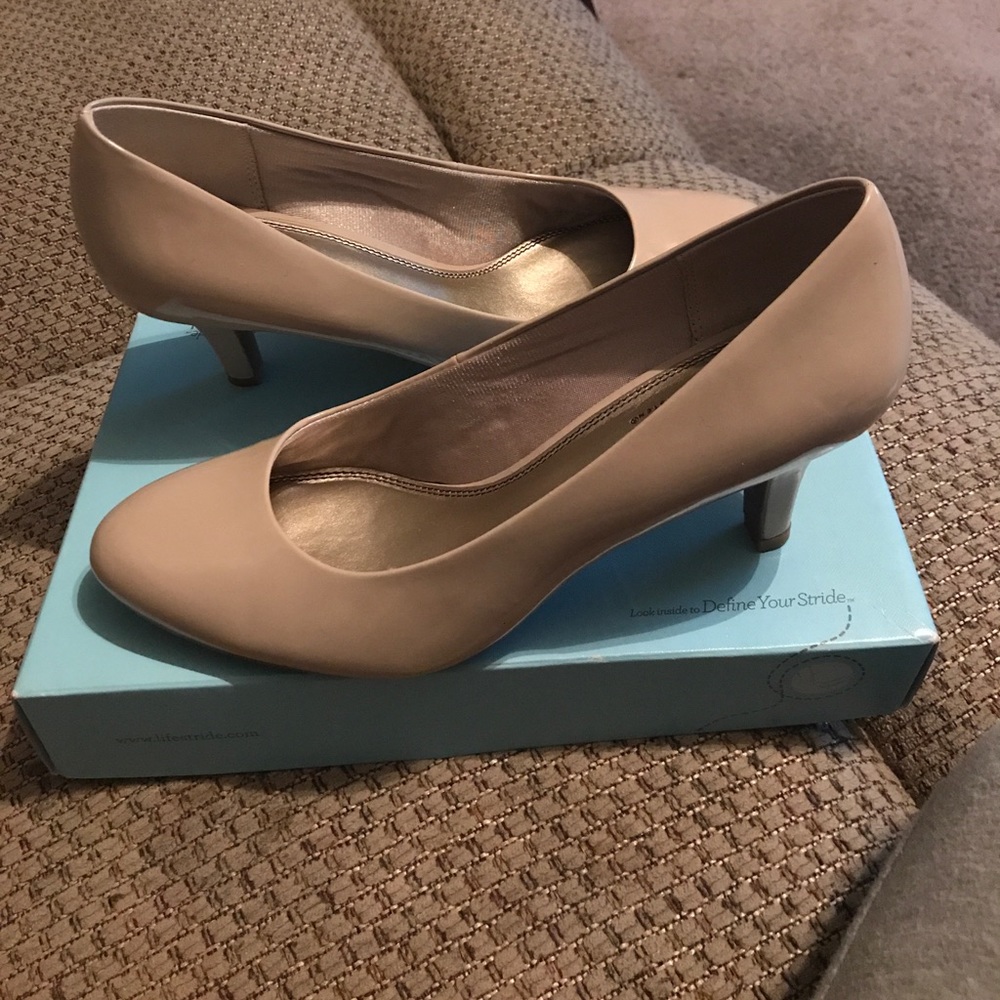 Like brand new. Size 9.  Worn once to a wedding