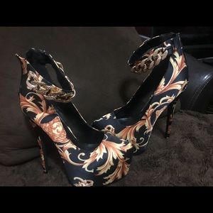 Beautiful heels worn once in excellent condition