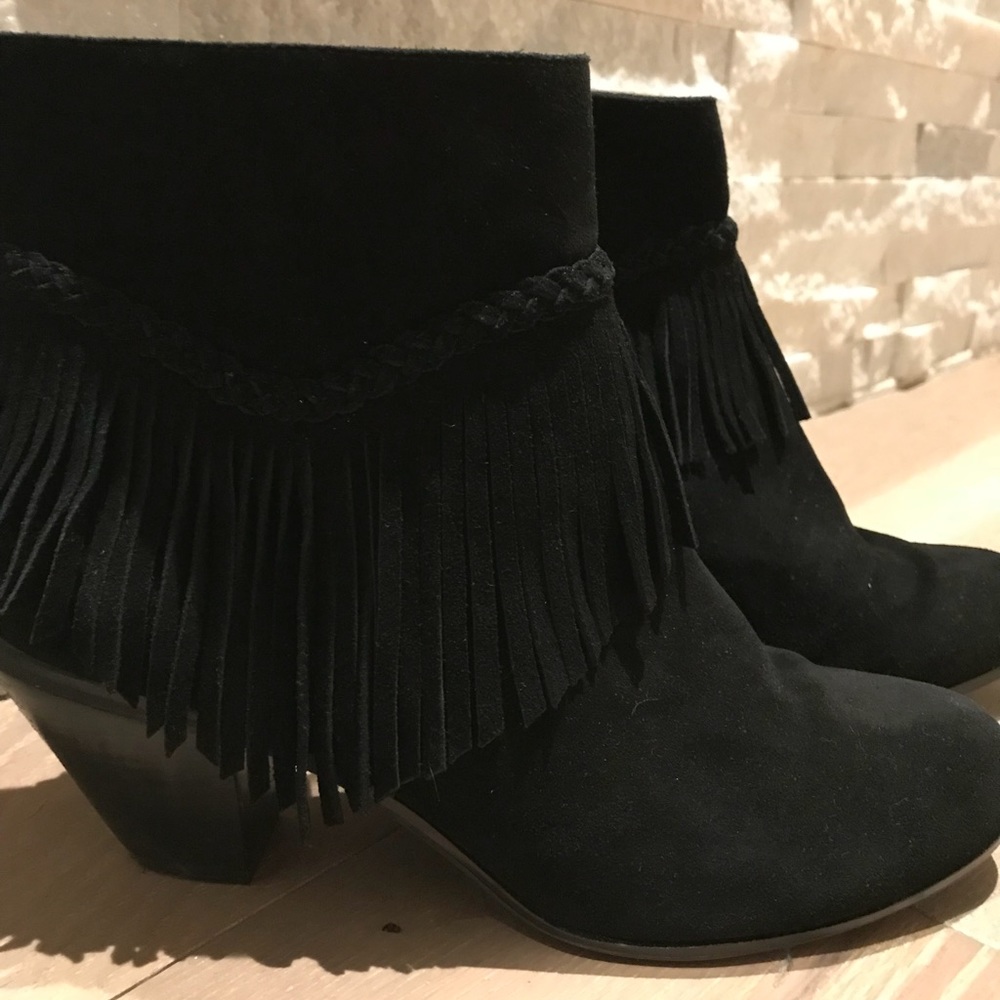 Cute 3” heel black suede Gianni Bini bootie
