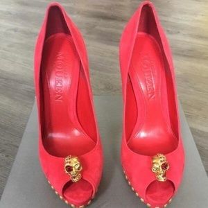 Alexander McQueen Skull-Embellished Suede Pumps