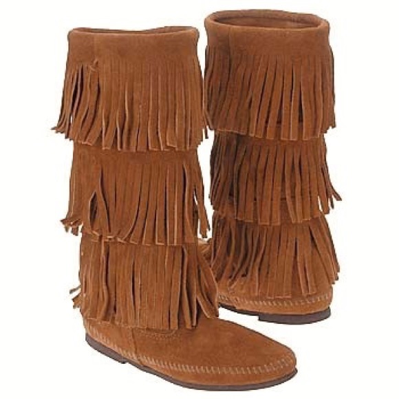 Minnetonka Shoes - 🌼HP🌼 Minnetonka Fringe Boots Size 8