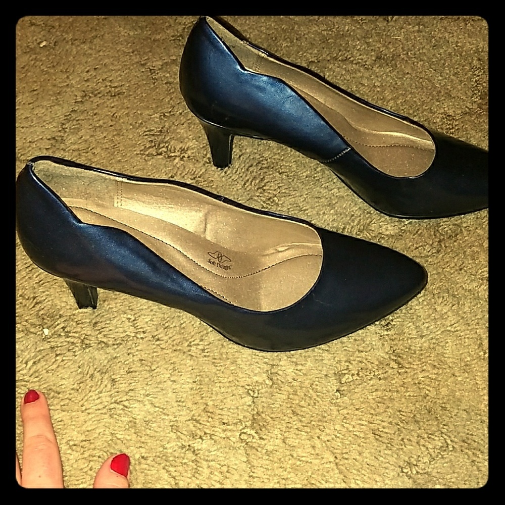 Shinny navy blue pumps