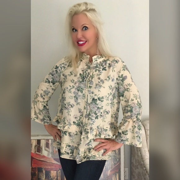 LAST 1! 😘Stunning tie front Ruffle top! - Picture 2 of 5