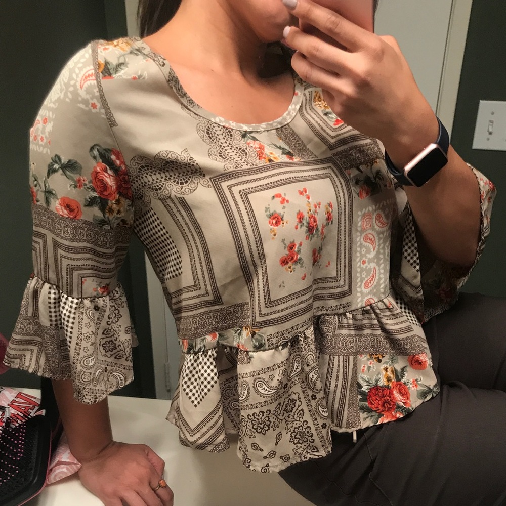 Adorable beige blouse  with flowers 🌻