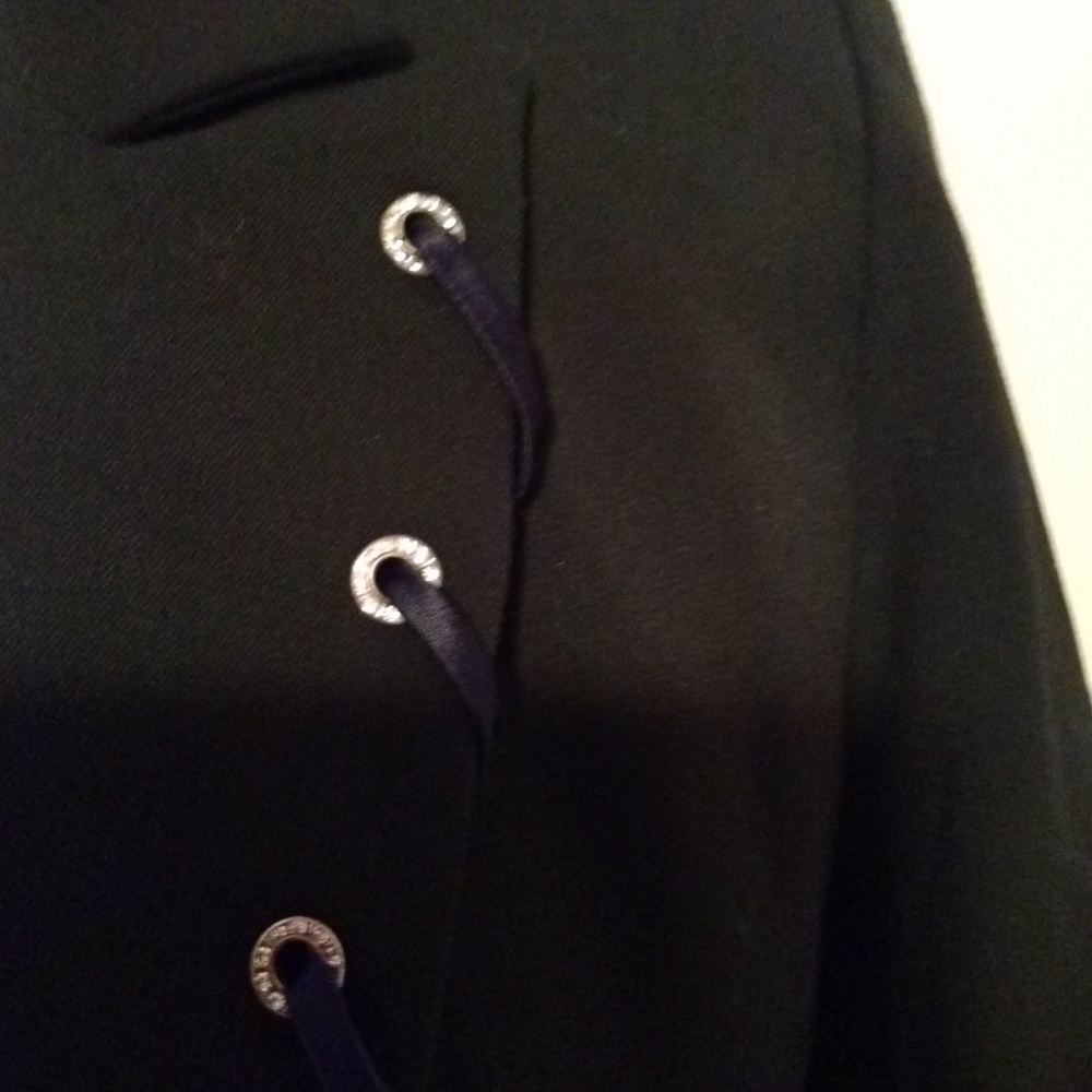 Chic Black Jacket - image 3