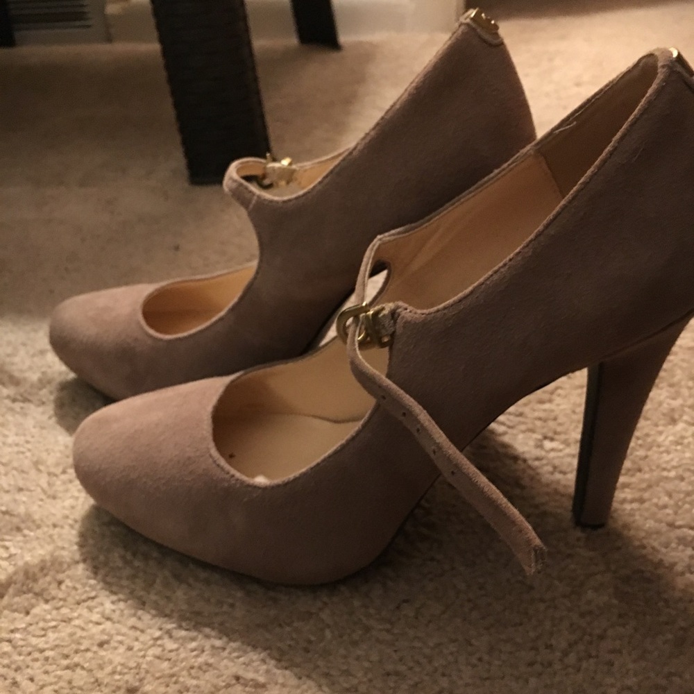 Guess pumps