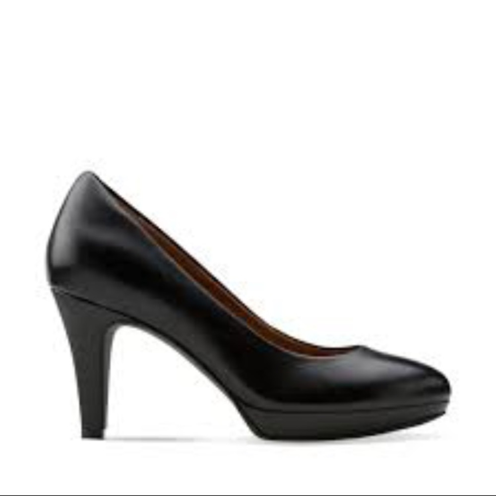 Clarks Black Leather Pumps US7