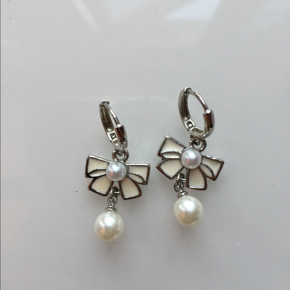 Bow and pearl earrings - Picture 1 of 3