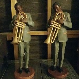 2 black figurines
