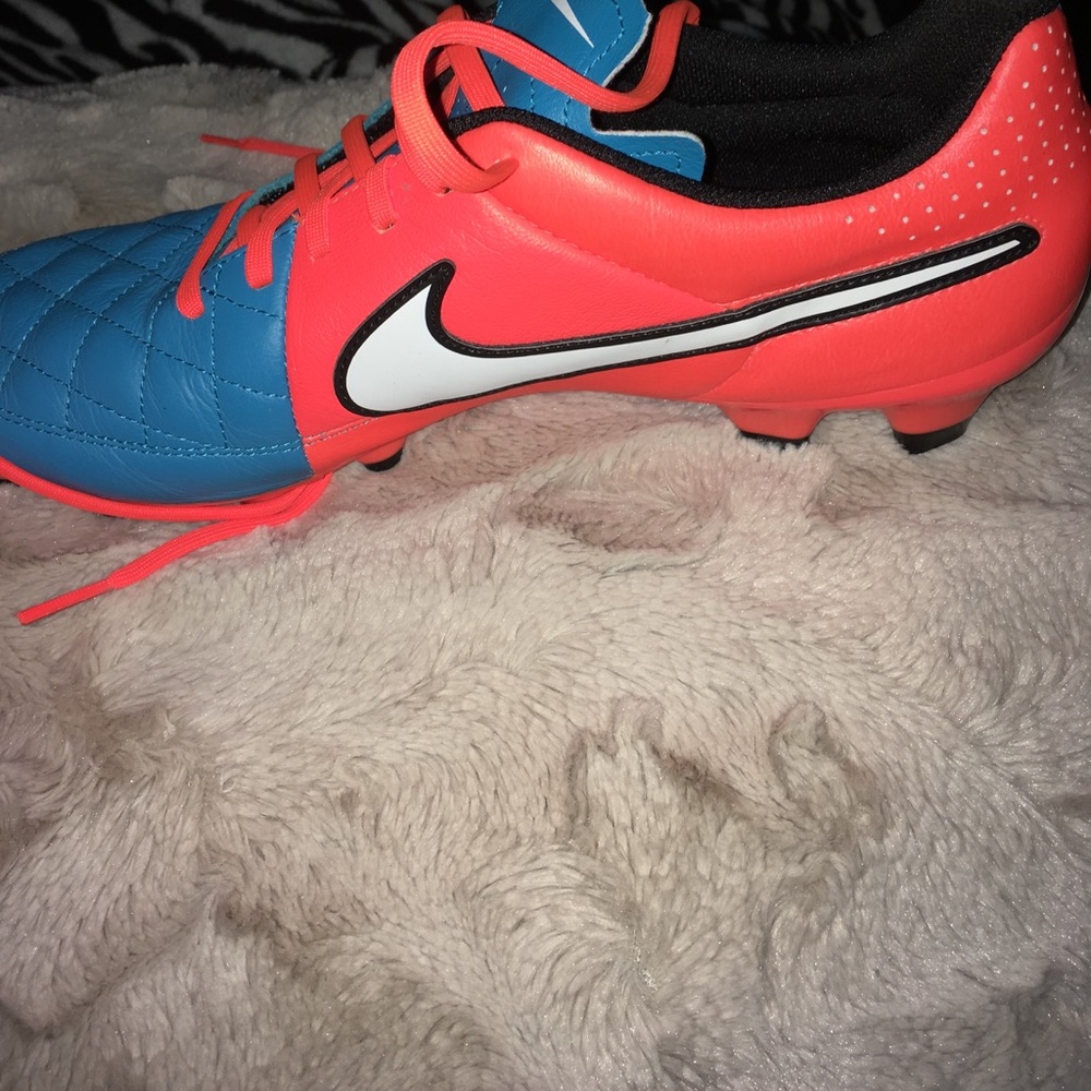 BRAND NEW women's Nike cleats - Picture 4 of 4