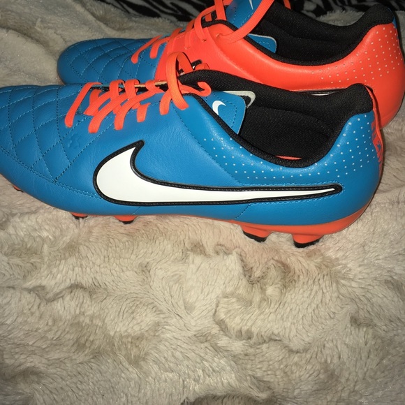 BRAND NEW women's Nike cleats - Picture 3 of 4