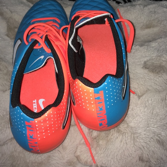 BRAND NEW women's Nike cleats - Picture 2 of 4