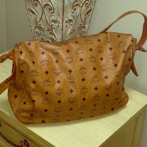 TRADED MCM LARGE MESSENGER BAG - Picture 2 of 8