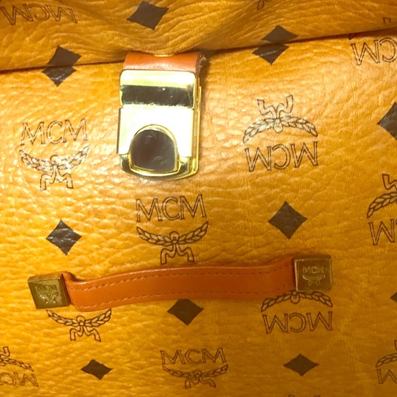 TRADED MCM LARGE MESSENGER BAG - Picture 6 of 8