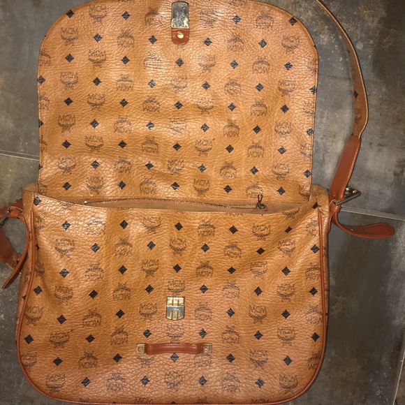 TRADED MCM LARGE MESSENGER BAG - Picture 3 of 8