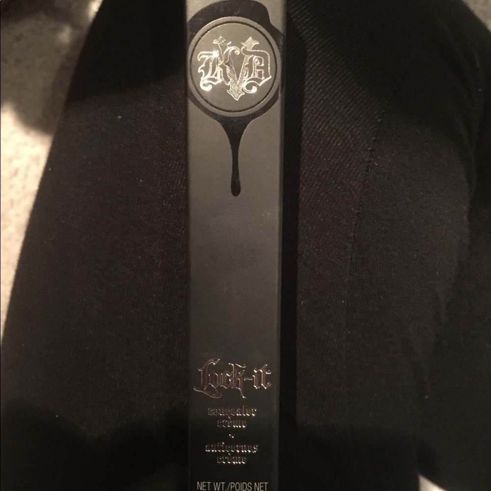 KAT VON D LOCK IT CONCEALOR