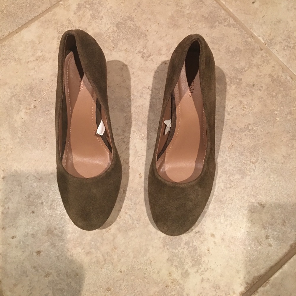 ‼️SOLD‼️Women olive green suede wedge heel pumps