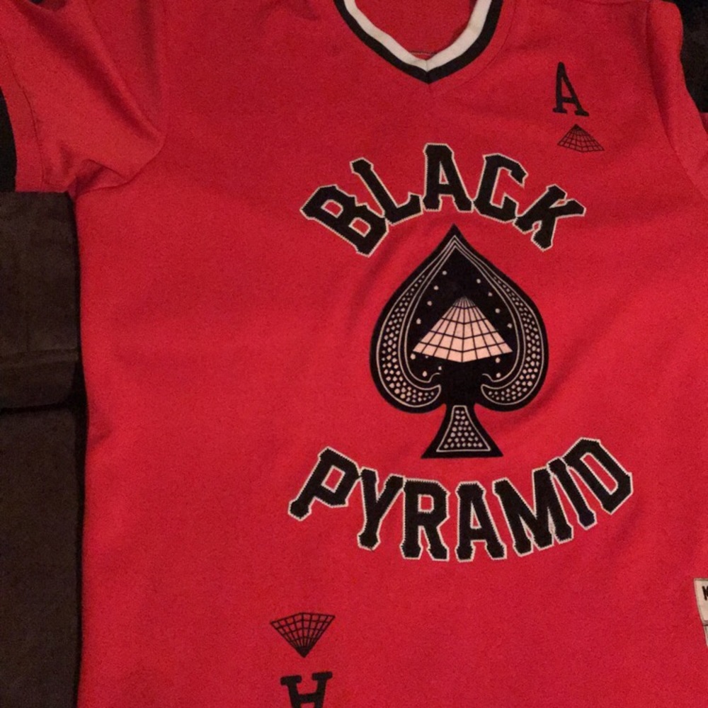 Chris Browns Black pyramid jersey