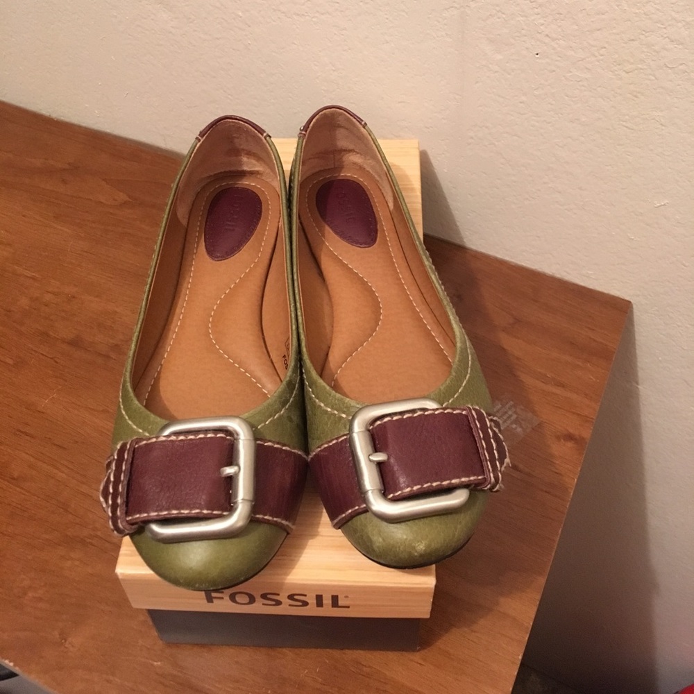 Leather Fossil buckle flats.