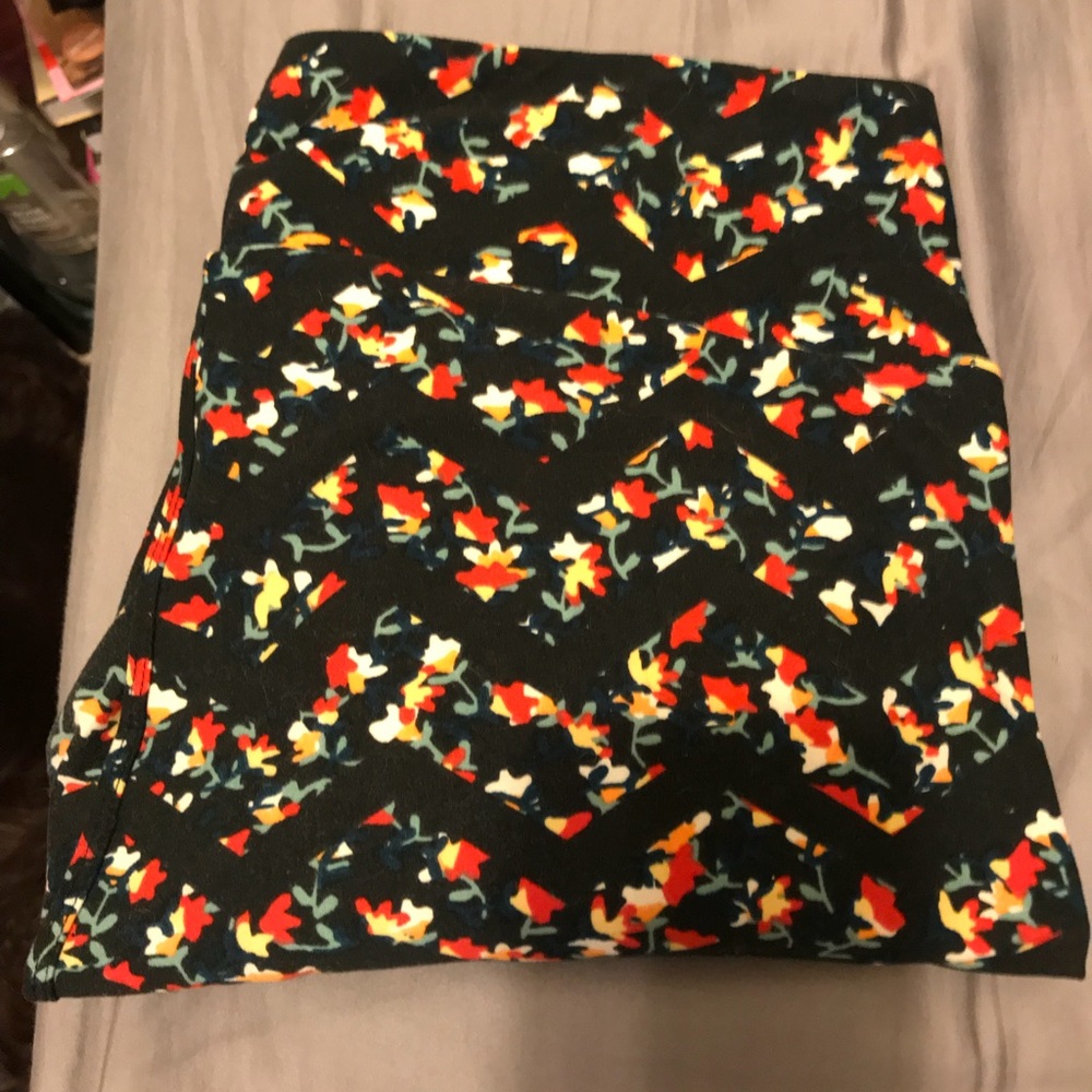 LulaRoe Black And Floral Print Chevron Leggings