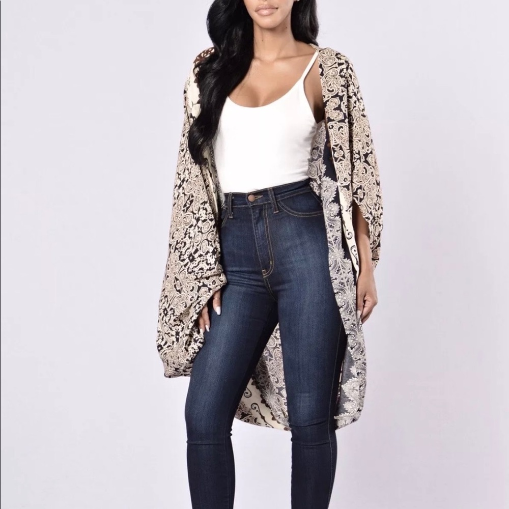 SOLD - Fashion Nova Optical Illusion Kimono