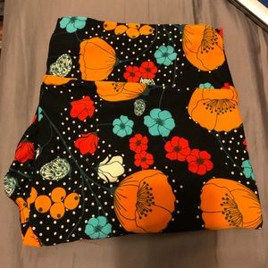TC LulaRoe Black and floral leggings