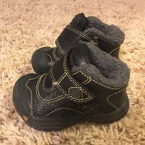 Boys keen size 4 little boots