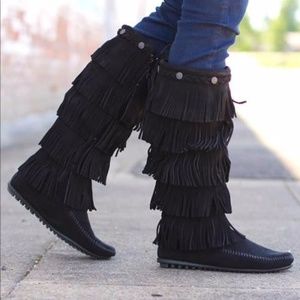 Minnetonka Suede 5 Layer Fringe Boots (black)