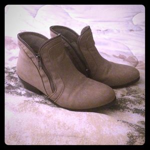Madden Girl Tan zipper booties
