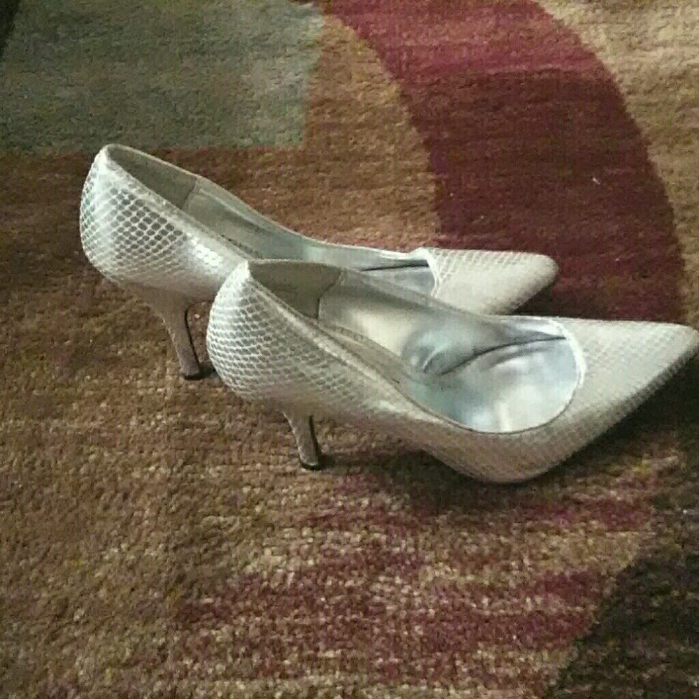 Sexy silver Rampage pumps