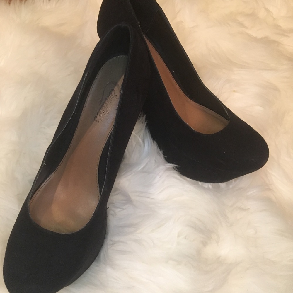 Black wedges