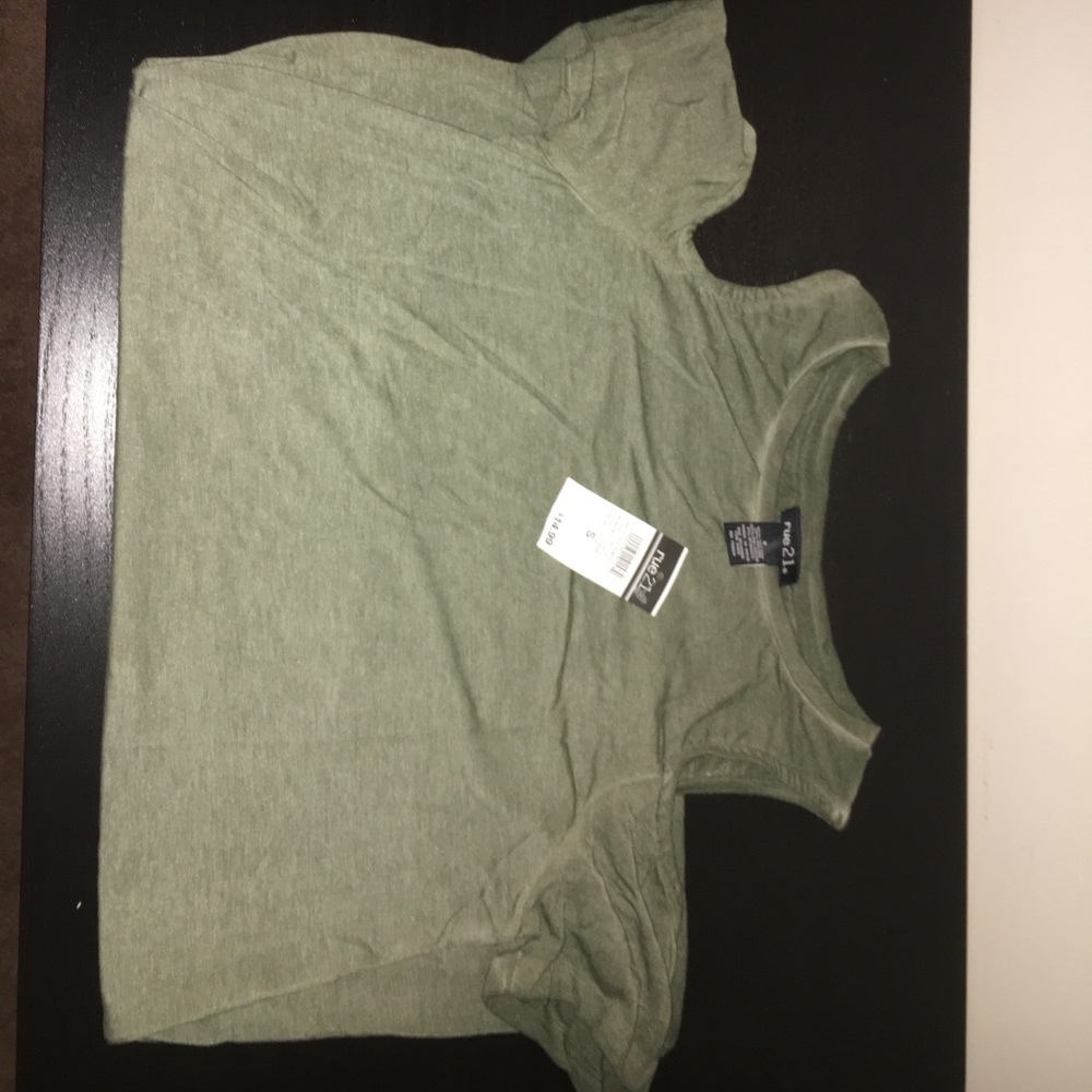 Cold shoulder grey tee!
