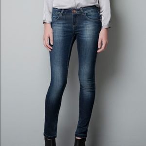 never worn dark wash skinny jeans