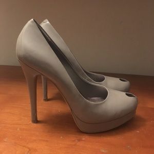 Jessica Simpson Landy Grey Keyhole Pumps