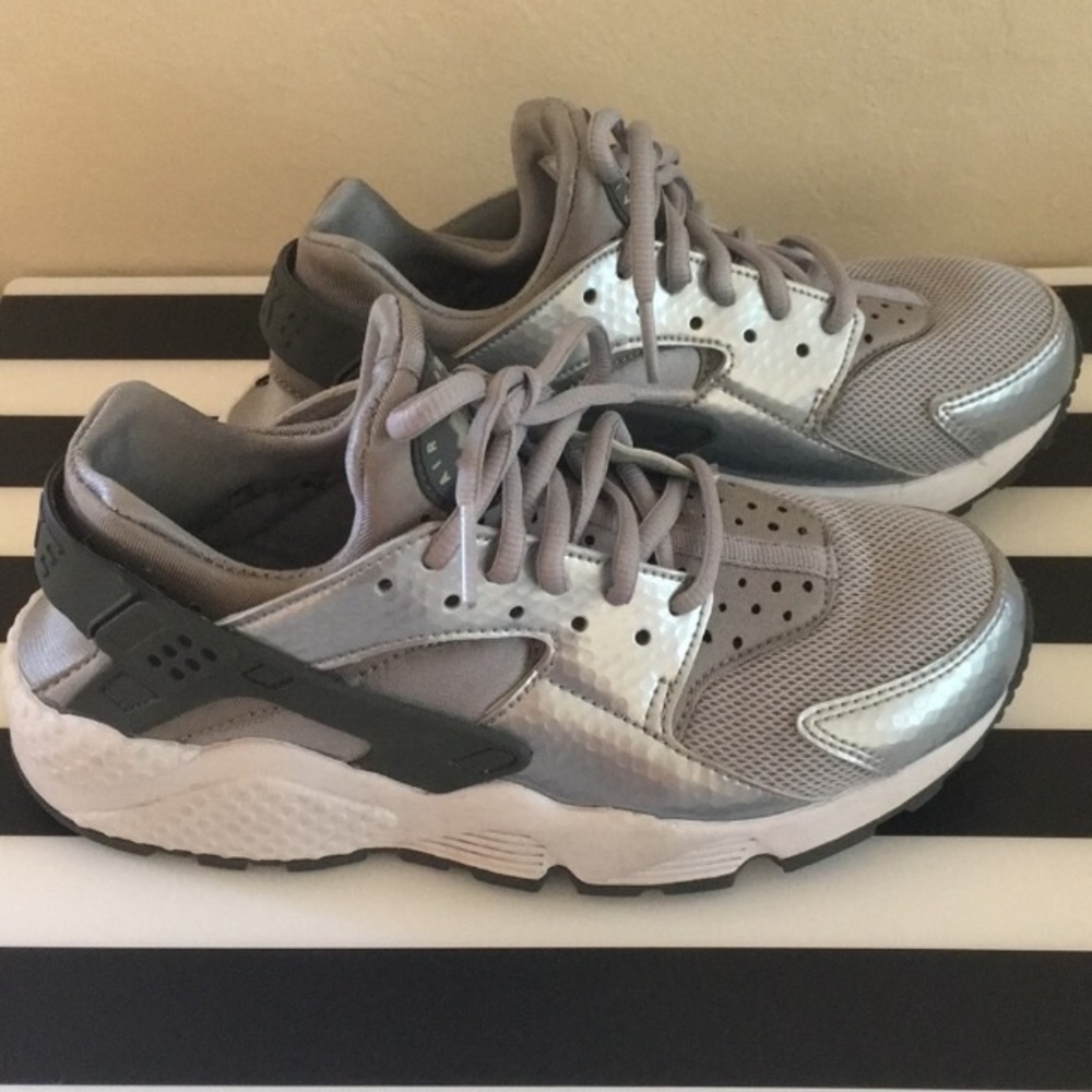 Nike Air Huaraches in Silver