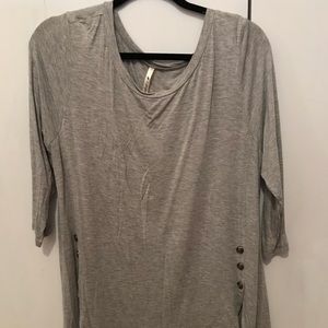 NWOT,3/4 sleeve grey shirt with side button detail