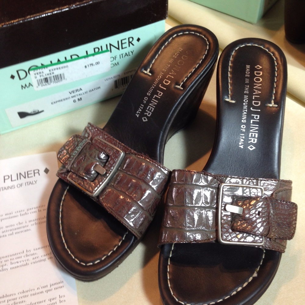 DONALD PLINER METALLIC GATOR WEDGE SANDALS Sz 6