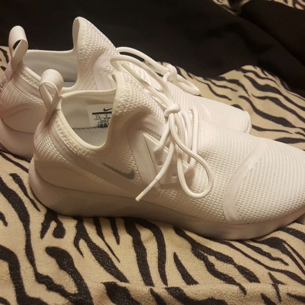 Women's Nike LunarCharge Size 7.5 BRAND NEW