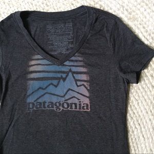Patagonia charcoal grey logo graphic tee 🌄