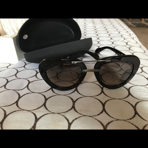 Prada sunglasses - Picture 4 of 5