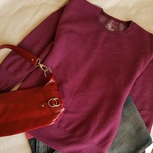 Roomy plum-colored sweatshirt with long sleeves